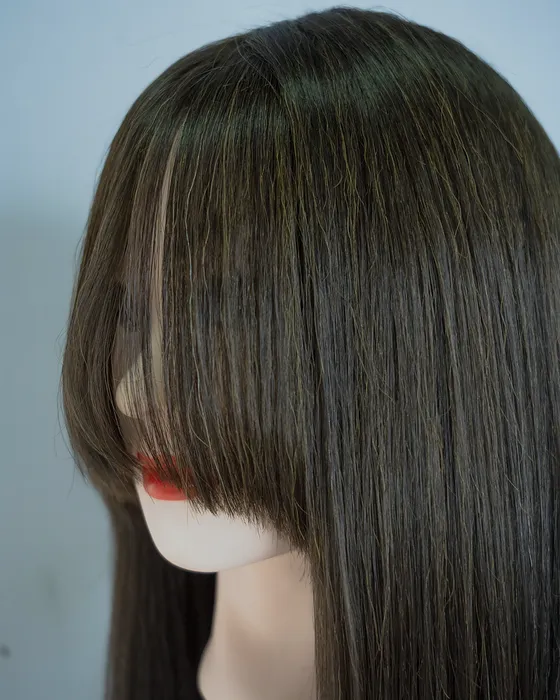 Cabelo preto liso e brilhante, com franja recta.
