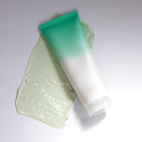 Gel verde claro espalhado ao lado de um tubo.