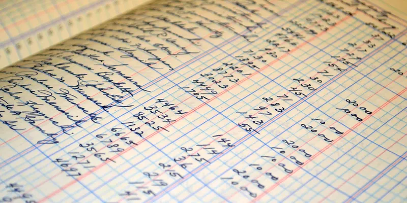Página de um livro de contas antigo, com lançamentos manuscritos a tinta azul sobre pauta.