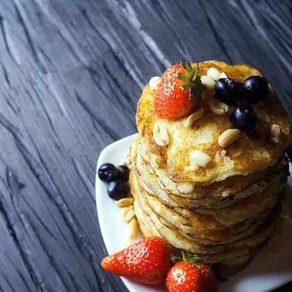 Torre de panquecas com frutos vermelhos, fotografia provisória.
